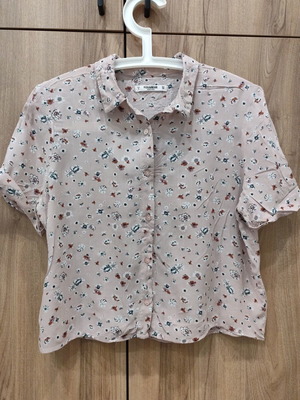 Pull&Bear Vintage Pink Floral Crop Shirt size S like new