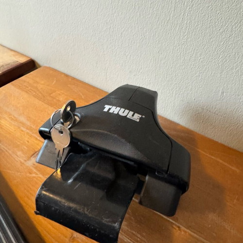 Thule car roof rack used with lock
