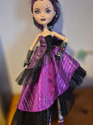 Ever After High Raven Queen Thronecoming κούκλα μεταχειρισμένη με μικρή ατέλεια