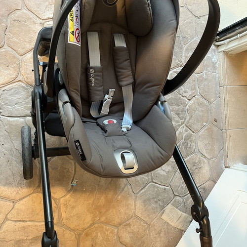 Quax Crooz 3-in-1 travel system with Cybex car seat and ISOFIX base