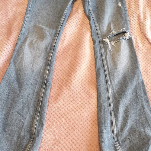 Zara jeans light blue with knee rip like new
