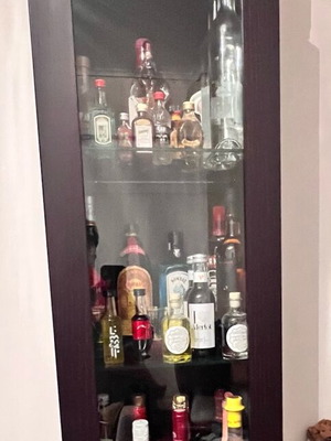 Living room unit like new with hidden LED lighting and glass dividers