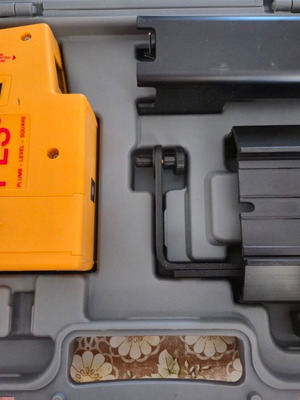 Επαγγελματικό Laser Level PLS5 με βαλίτσα και βάση, άριστη κατάσταση