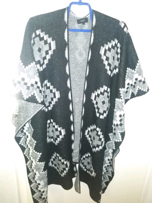 Sweewe poncho used black and white with geometric pattern