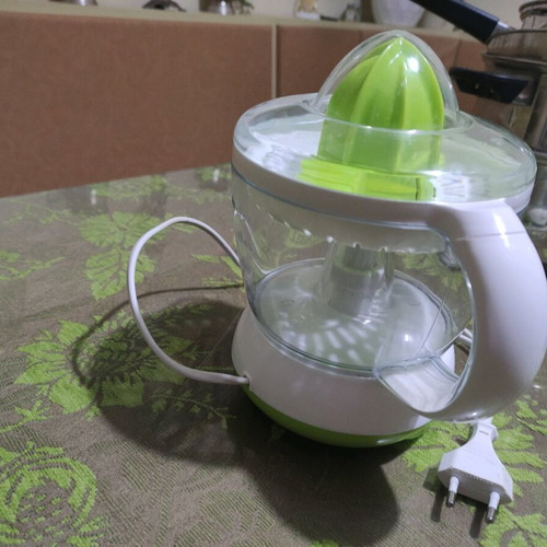 Avec electric juicer like new, 25 Watt, 700 mL