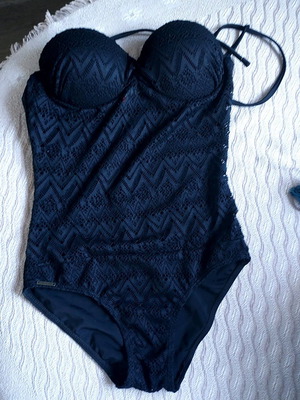 Admas one-piece swimsuit black like new with lace and padding size S