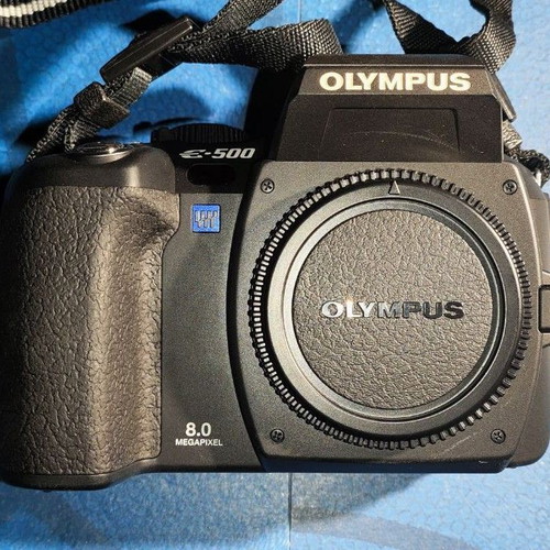 Olympus E-500 SLR Digital Camera 8.0 MPixel with Zuiko 14-45 Lens Like New