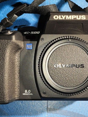 Olympus E-500 SLR Digital Camera 8.0 MPixel with Zuiko 14-45 Lens Like New