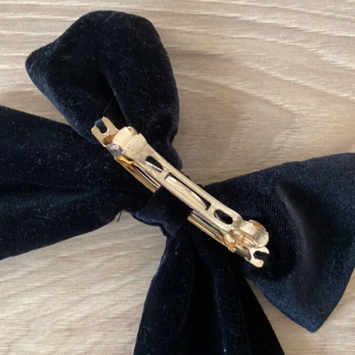 Velvet hair bow with clip in black, like new