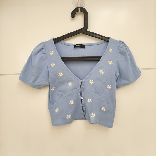 Pink Woman crop top S/M, blue with daisies