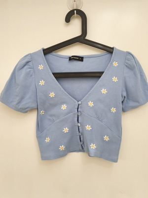 Pink Woman crop top S/M, blue with daisies