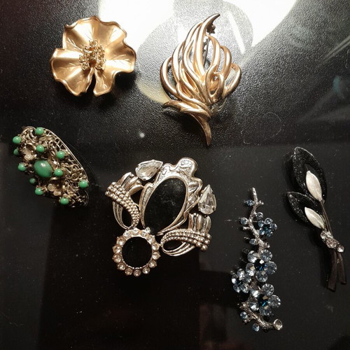 Faux Bijoux Pins like new, set of 6
