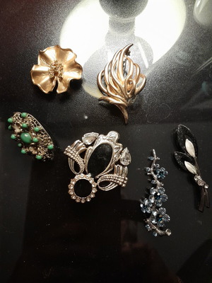 Faux Bijoux Pins like new, set of 6