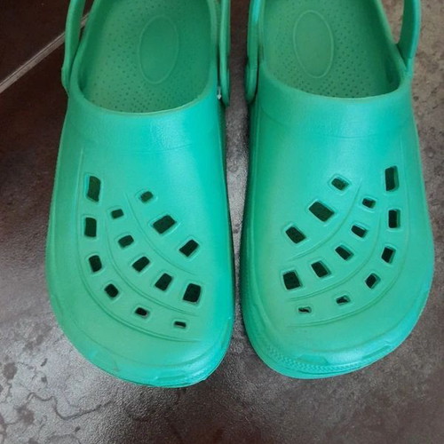 Children's green clogs size 33 like new, wide fit
