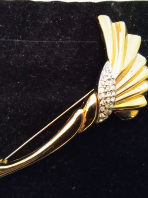 Elegant women's pin like new, gold color with small rhinestones