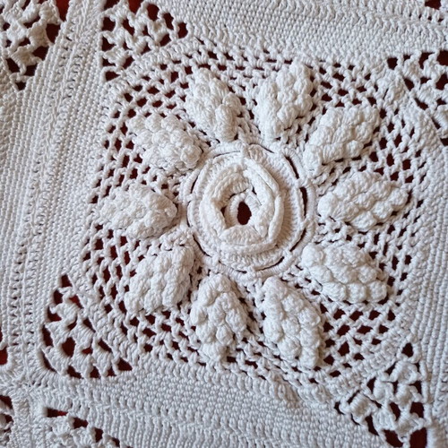 Handmade knitted blanket with embossed floral motifs, like new, 165x210 cm