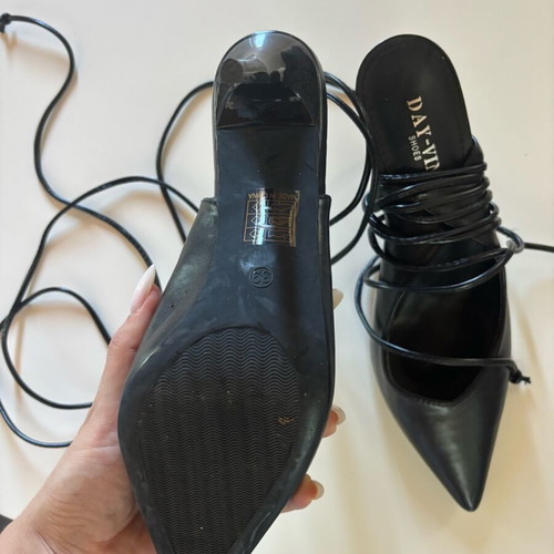 Black lace-up pumps like new, size 39