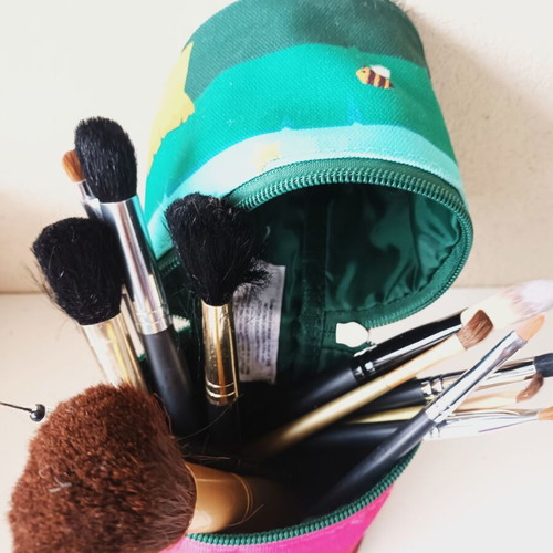 Apivita makeup brush set with 12 brushes and 2 headbands