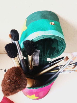 Apivita makeup brush set with 12 brushes and 2 headbands