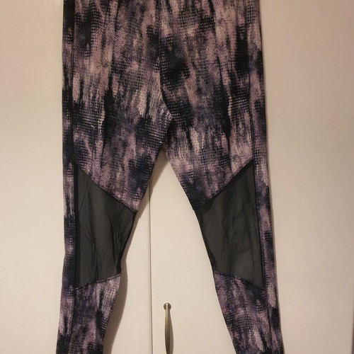 Gym Leggings like new with colorful patterns and mesh details
