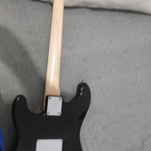Electric guitar like new, slightly used for classic rock