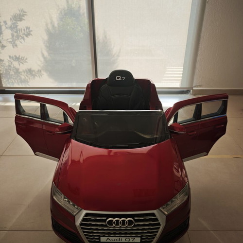 Audi Q7 Kids Electric Car like new, red with remote control