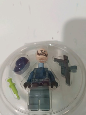 Lego Jurassic World φιγούρα φρουρού με καφέ μούσι και καπέλο καινούργιο