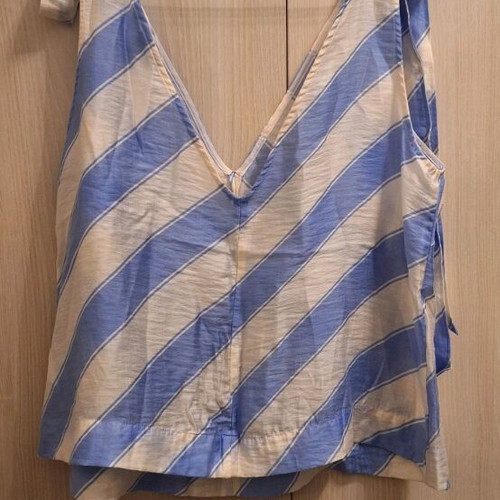 H&M top with shoulder ties and V neckline, size 46, like new, white and blue