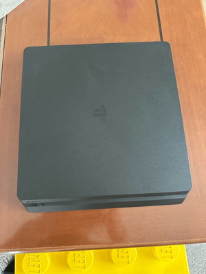 PlayStation 4 Slim 1TB μεταχειρισμένο με δύο χειριστήρια