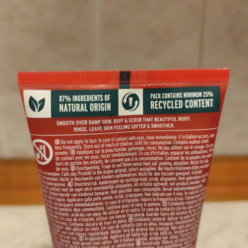 The Body Shop body scrub with strawberry scent new, 200 ml