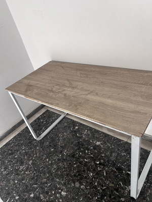 Desk like new in very good condition