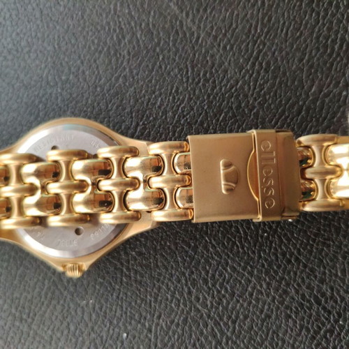 Ellesse watch unused, gold color