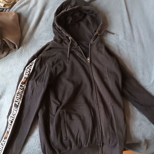Clothing bundle like new, including sweaters, t-shirts, jackets