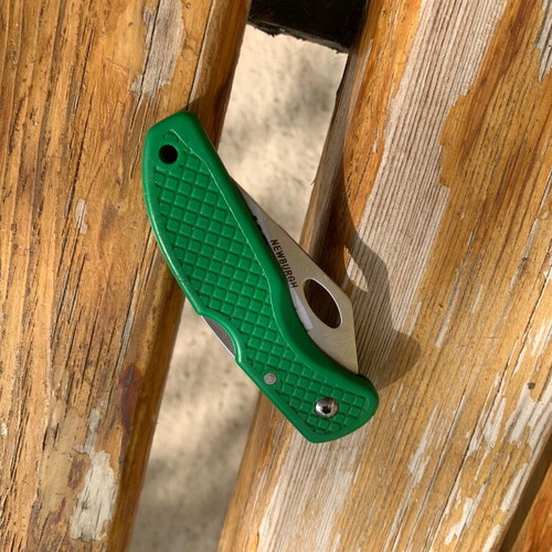 Windustrial folding knife used with blade lock