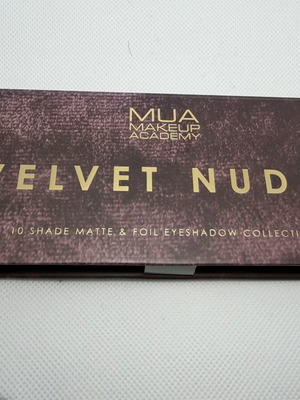 MUA παλέτα σκιών Velvet Nudes καινούργιο