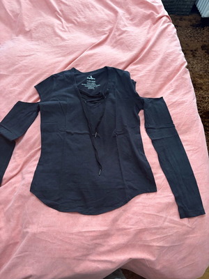 SugarFree top like new, size M, black