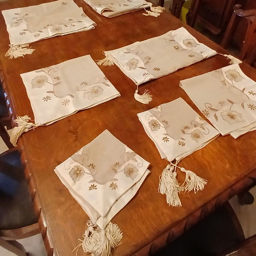 Table linens set like new, 7 pieces with embossed designs