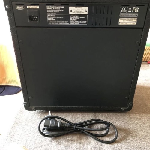 Behringer VT15FX 15 Watt guitar amplifier used, 8" combo