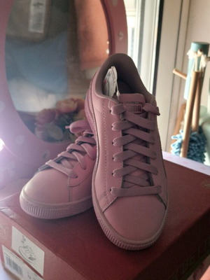 Καινούργια αθλητικά παπούτσια Puma Basket Classic για κορίτσια νούμερο 28