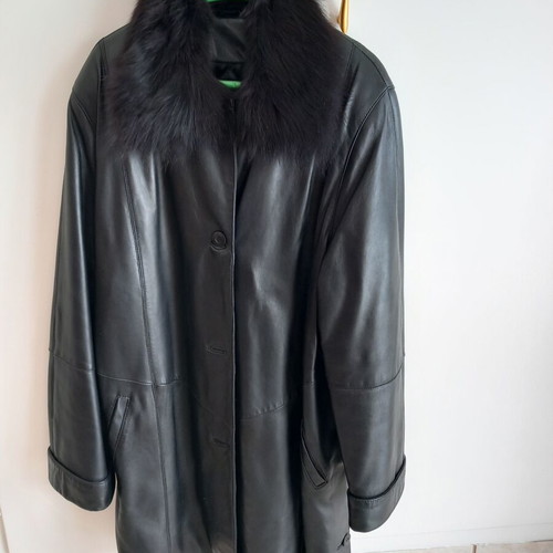 Women's leather jacket black like new, size large with fur collar