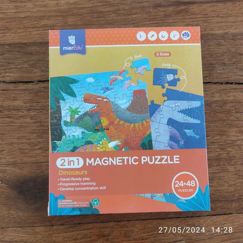 Mieredu magnetic puzzle with dinosaurs like new