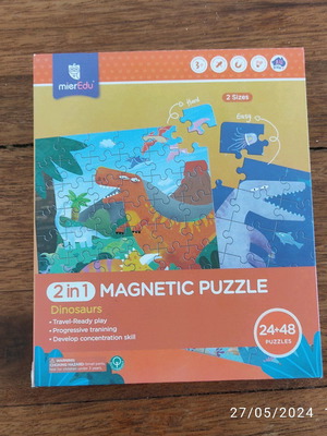 Mieredu magnetic puzzle with dinosaurs like new