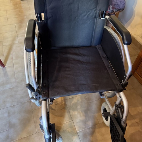 Folding wheelchair, lightweight and durable