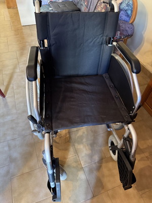 Folding wheelchair, lightweight and durable