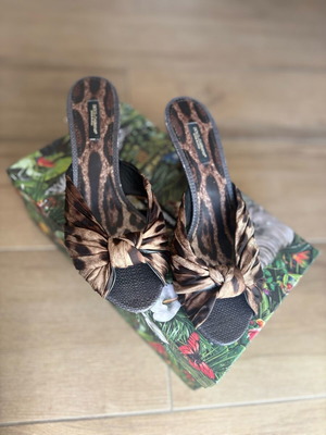 Dolce Gabbana silk shoes like new, size 39, beige