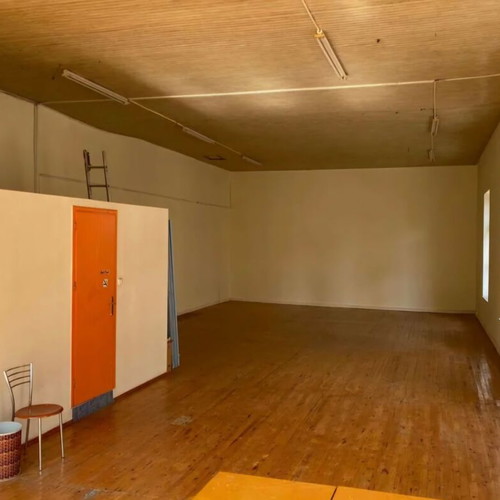 Hall 145 sqm on 2nd floor of listed building in Piraeus