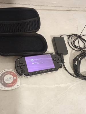 Sony PlayStation Portable PSP-2004 Slim & Lite μεταχειρισμένο με δερμάτινη θήκη και παιχνίδια