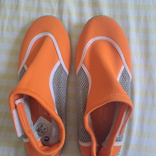 Wave aqua shoes size 39, new, orange unisex