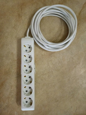 Power strip 6-socket with support base and 6m cable like new