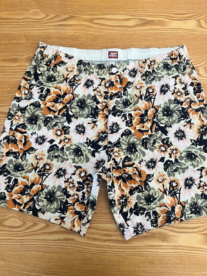 Levi's floral bermuda shorts XL like new, multicolor
